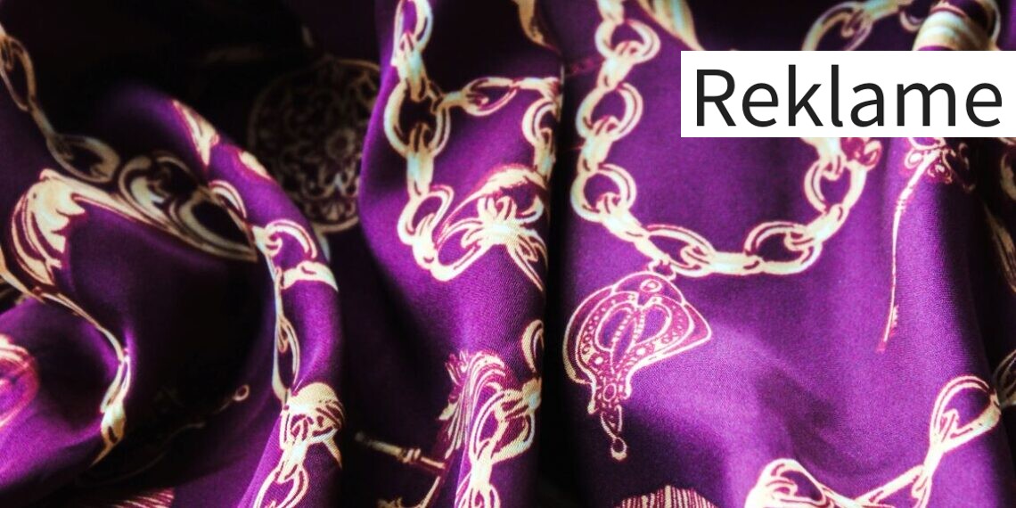 Køb et smukt silketørklæde med Flora Danica motiv